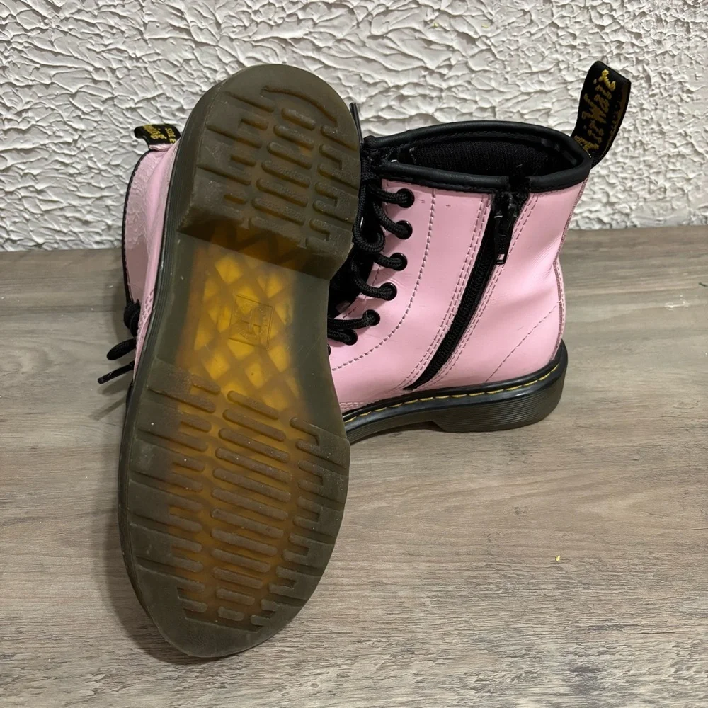 Dr. Martens glossy pink